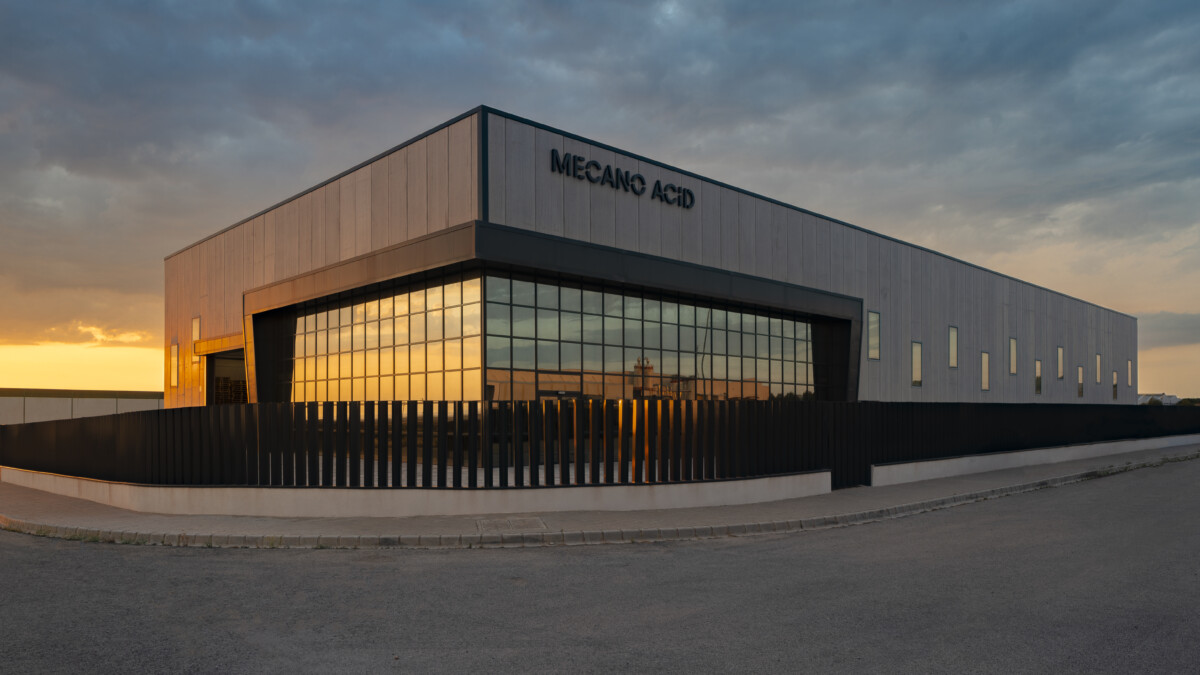 ARQUITECTURA INDUSTRIAL CON LUZ Y TRANSPARENCIA